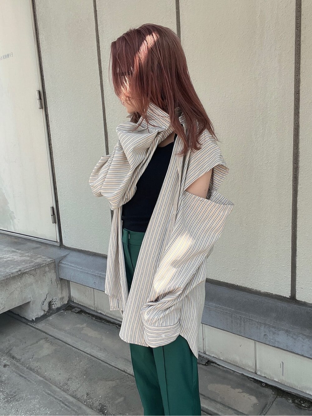 ブラック系のキャミソール、その他のシャツ/ブラウス、グリーン系のスラックスを着用したレディースの夏コーディネートの3枚目の写真