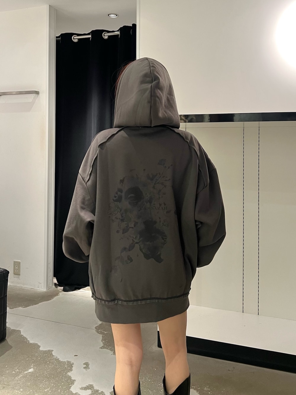 ブラック系のブーツ、ブラック系のその他パンツ、ホワイト系のTシャツ/カットソーを着用したレディースの秋コーディネートの6枚目の写真