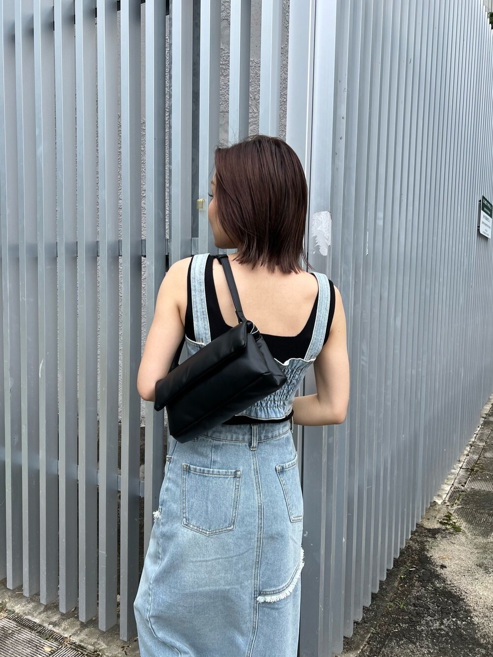 ブルー系のシャツ/ブラウス、ブルー系のデニムスカート、ブラック系のニット/セーターを着用したレディースの夏コーディネートの7枚目の写真