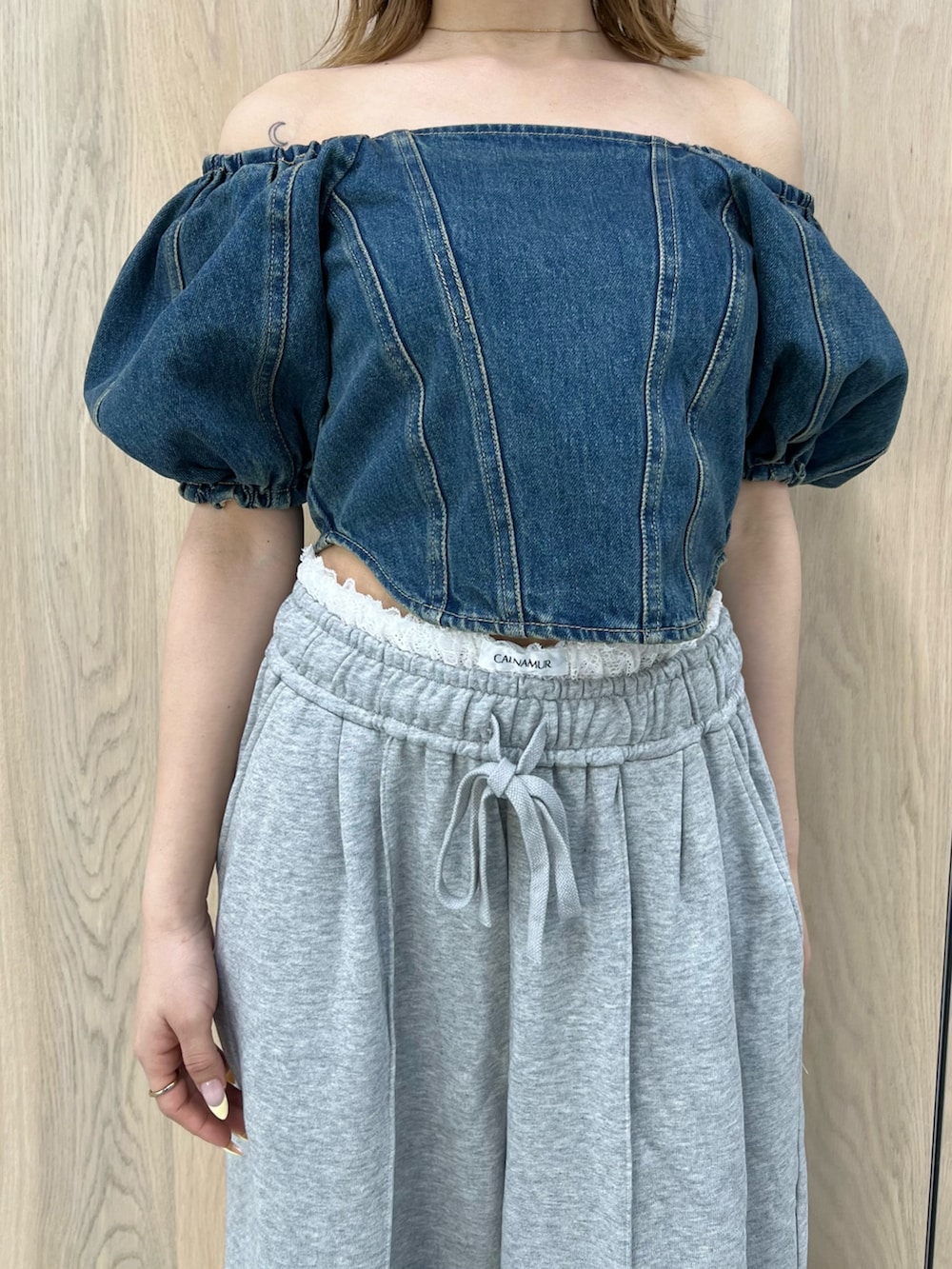 グレー系のスウェットパンツ、ブルー系のシャツ/ブラウスを着用したレディースの春コーディネートの5枚目の写真