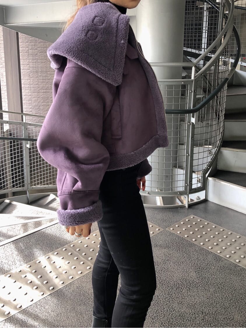 ブラック系のブーツ、パープル系のブルゾン、ブラック系のニット/セーターを着用したレディースの秋コーディネートの5枚目の写真