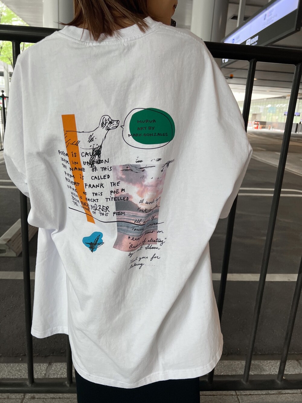 ブラック系のサンダル、ブラック系のスカート、ホワイト系のTシャツ/カットソーを着用したレディースの春コーディネートの6枚目の写真
