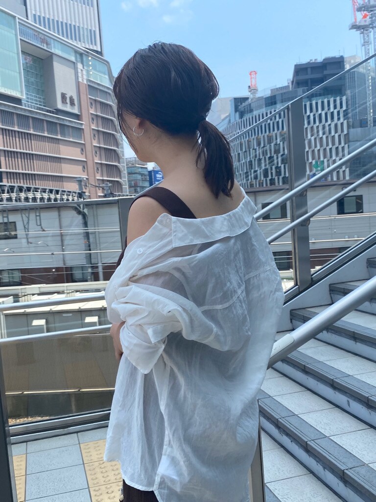 ブラック系のハンドバッグを着用したレディースの夏コーディネートの2枚目の写真