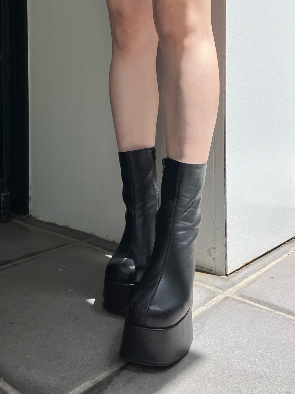 グレー系のカーディガン/ボレロ、ブラック系のスカート、ブラック系のブーツを着用したレディースの夏コーディネートの8枚目の写真