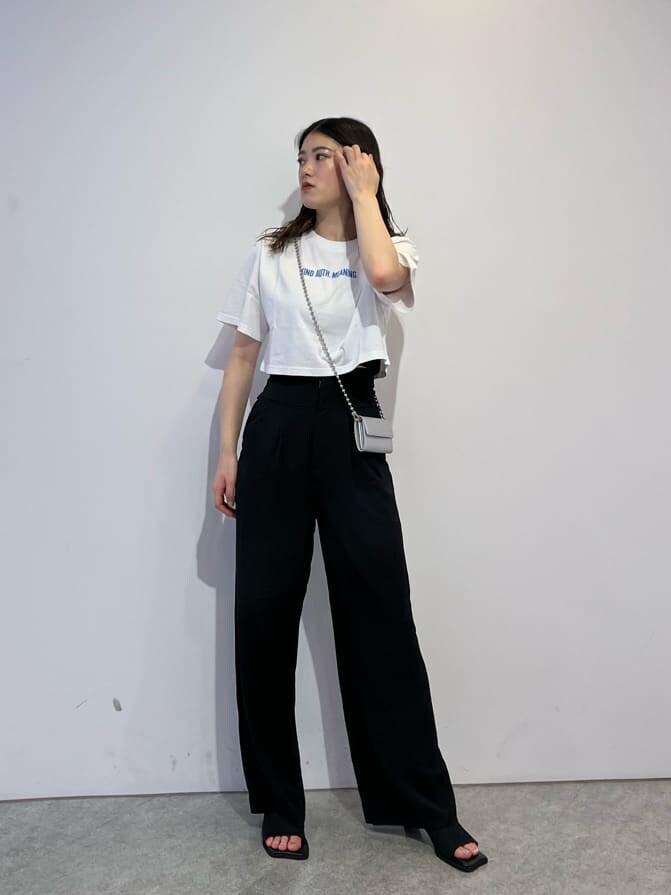 ブラック系のその他パンツ、ブラック系のサンダル、シルバー系の財布を着用したレディースの夏コーディネートの2枚目の写真