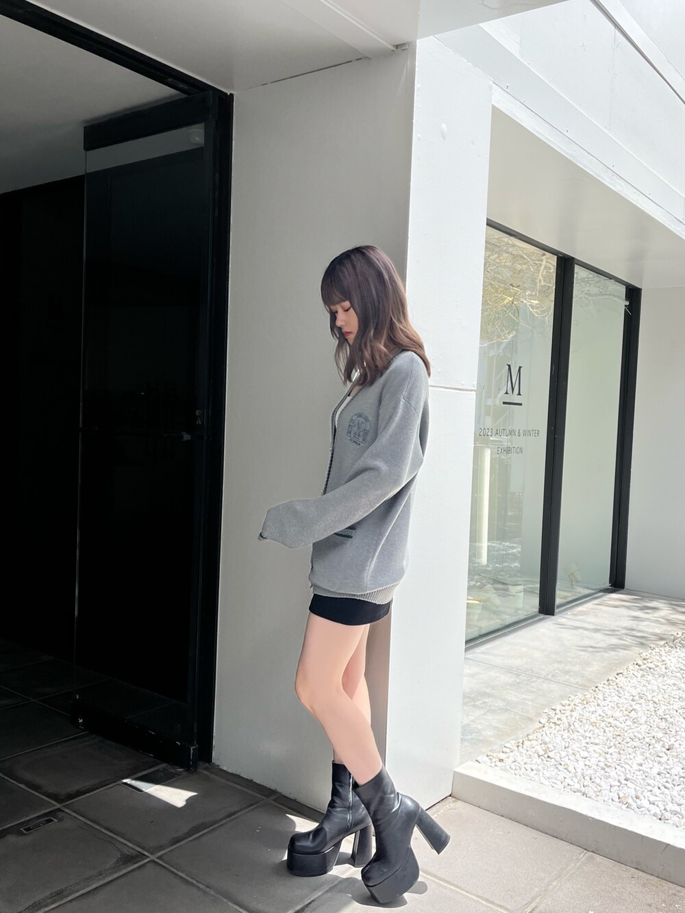 グレー系のカーディガン/ボレロ、ブラック系のスカート、ブラック系のブーツを着用したレディースの夏コーディネートの4枚目の写真