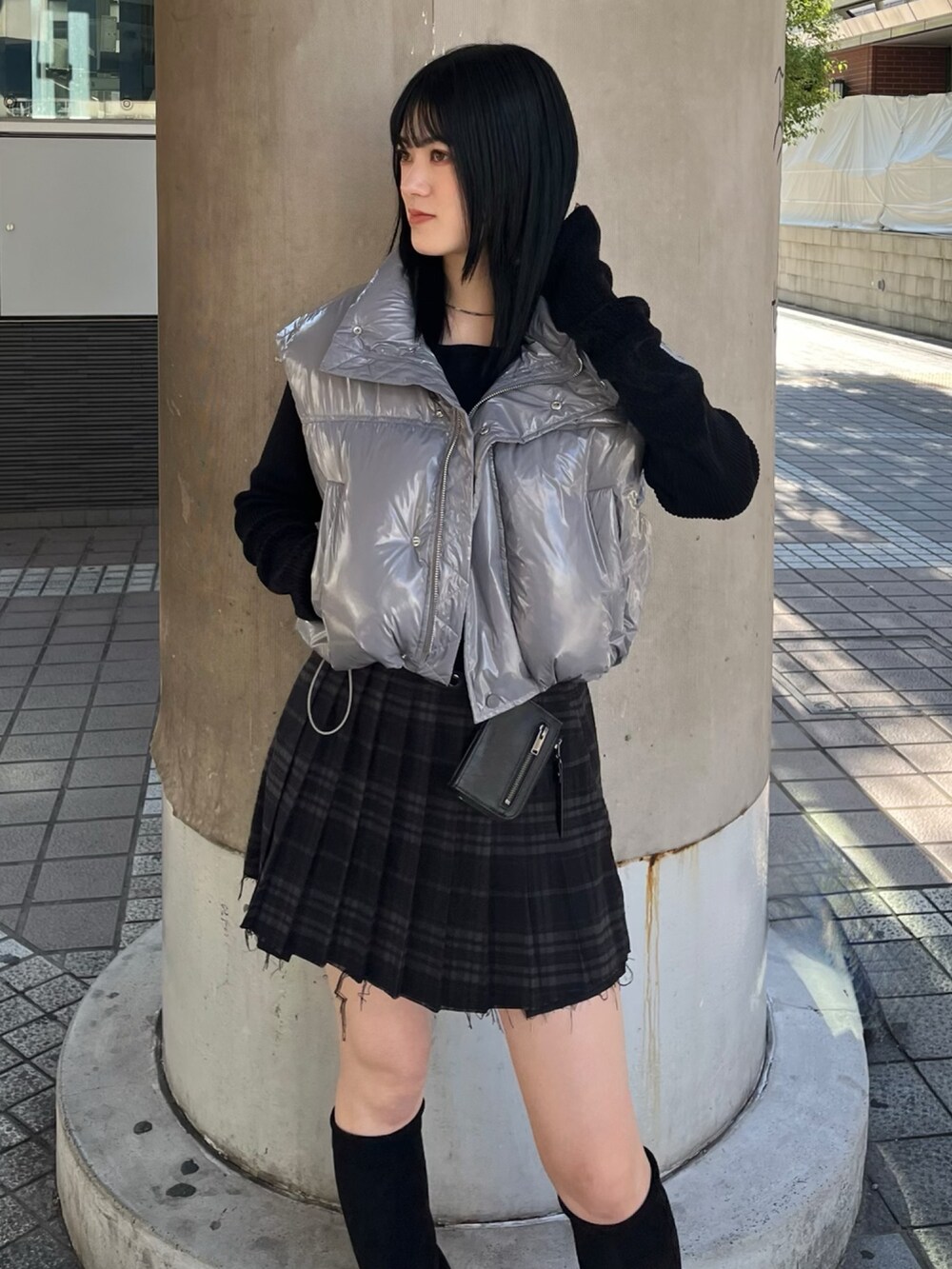 その他のスカート、ブラック系のニット/セーター、ブラック系のブーツを着用したレディースの秋コーディネートの4枚目の写真