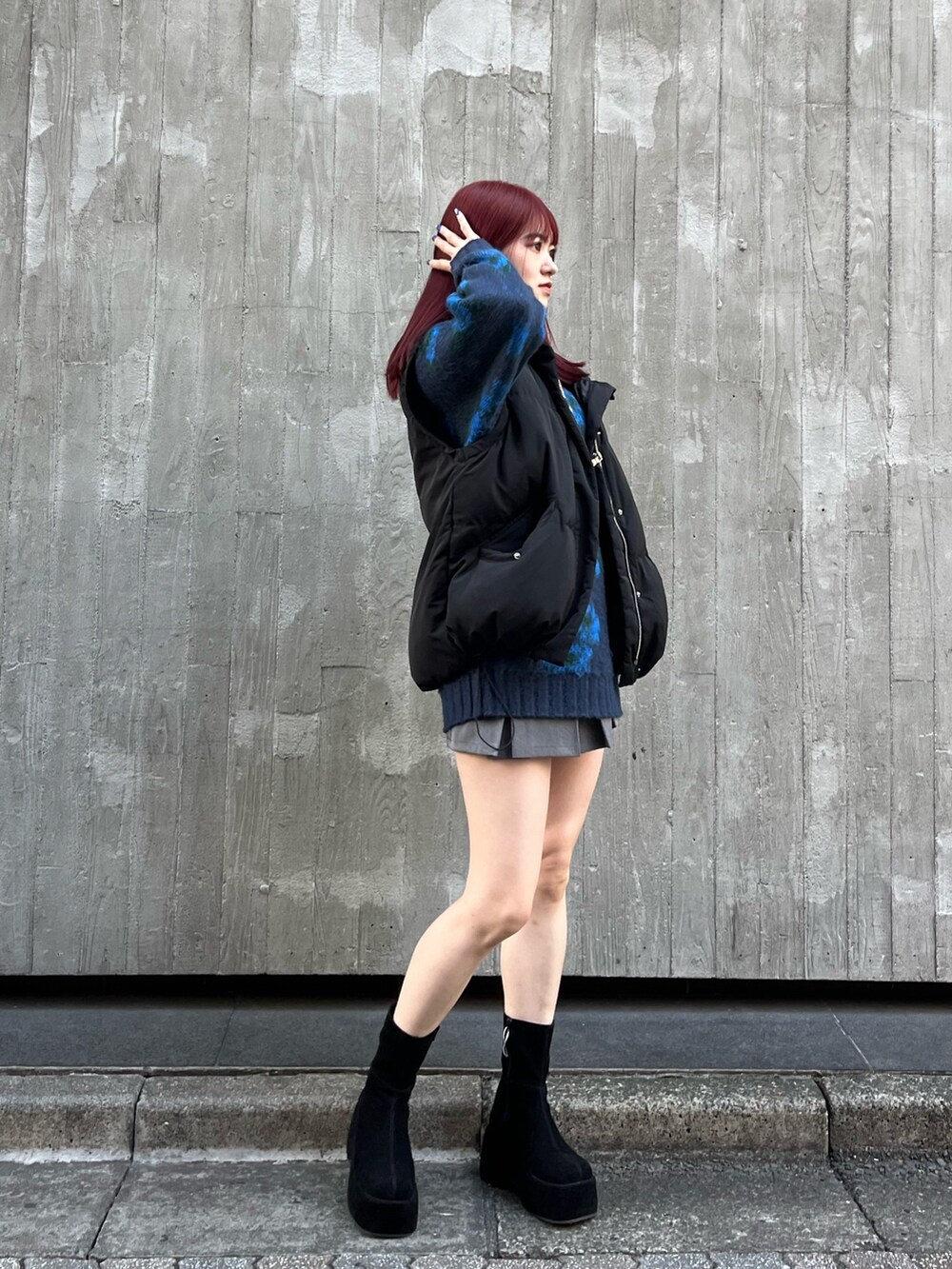 ブラック系のブーツ、ブルー系のニット/セーター、グレー系のスカートを着用したレディースの秋コーディネートの3枚目の写真