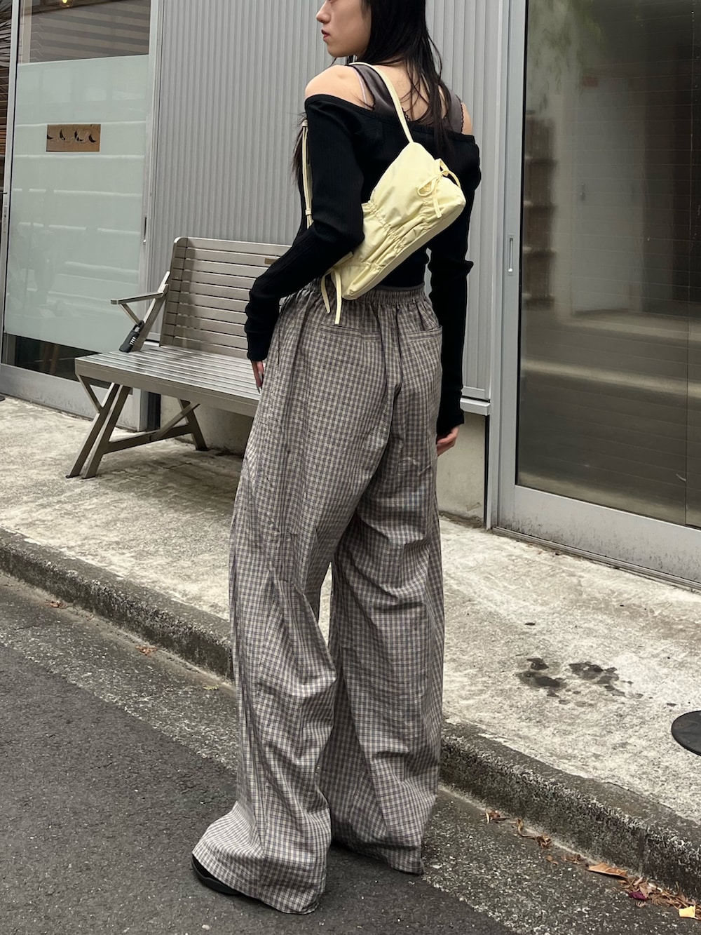 ブラック系のTシャツ/カットソー、ベージュ系のその他パンツ、ブラック系のスニーカーを着用したレディースの春コーディネートの3枚目の写真