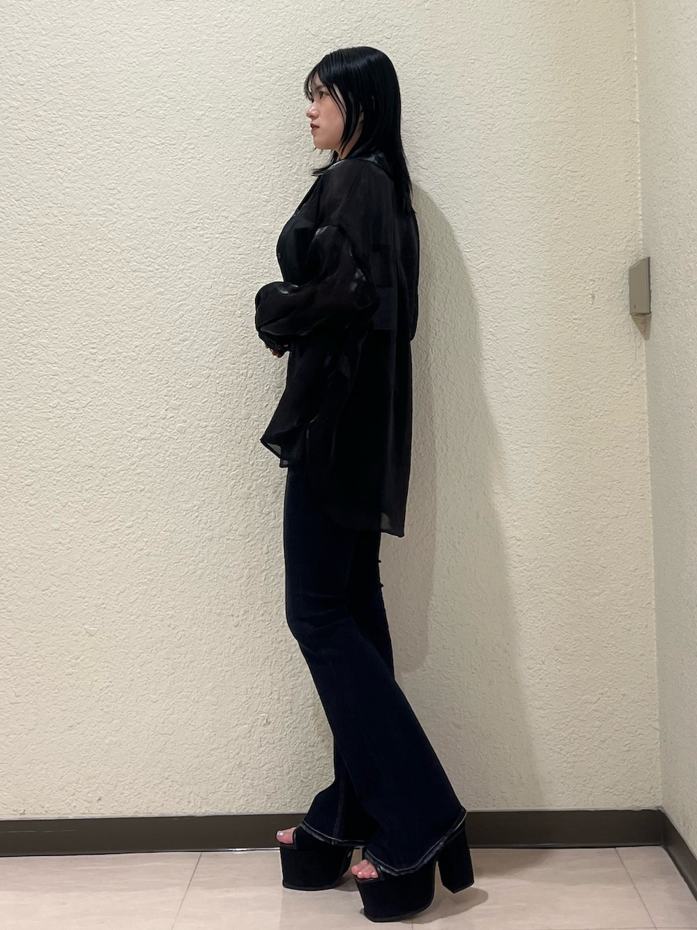 ホワイト系のキャミソール、ブラック系のシャツ/ブラウス、ブルー系のデニムパンツを着用したレディースの夏コーディネートの2枚目の写真