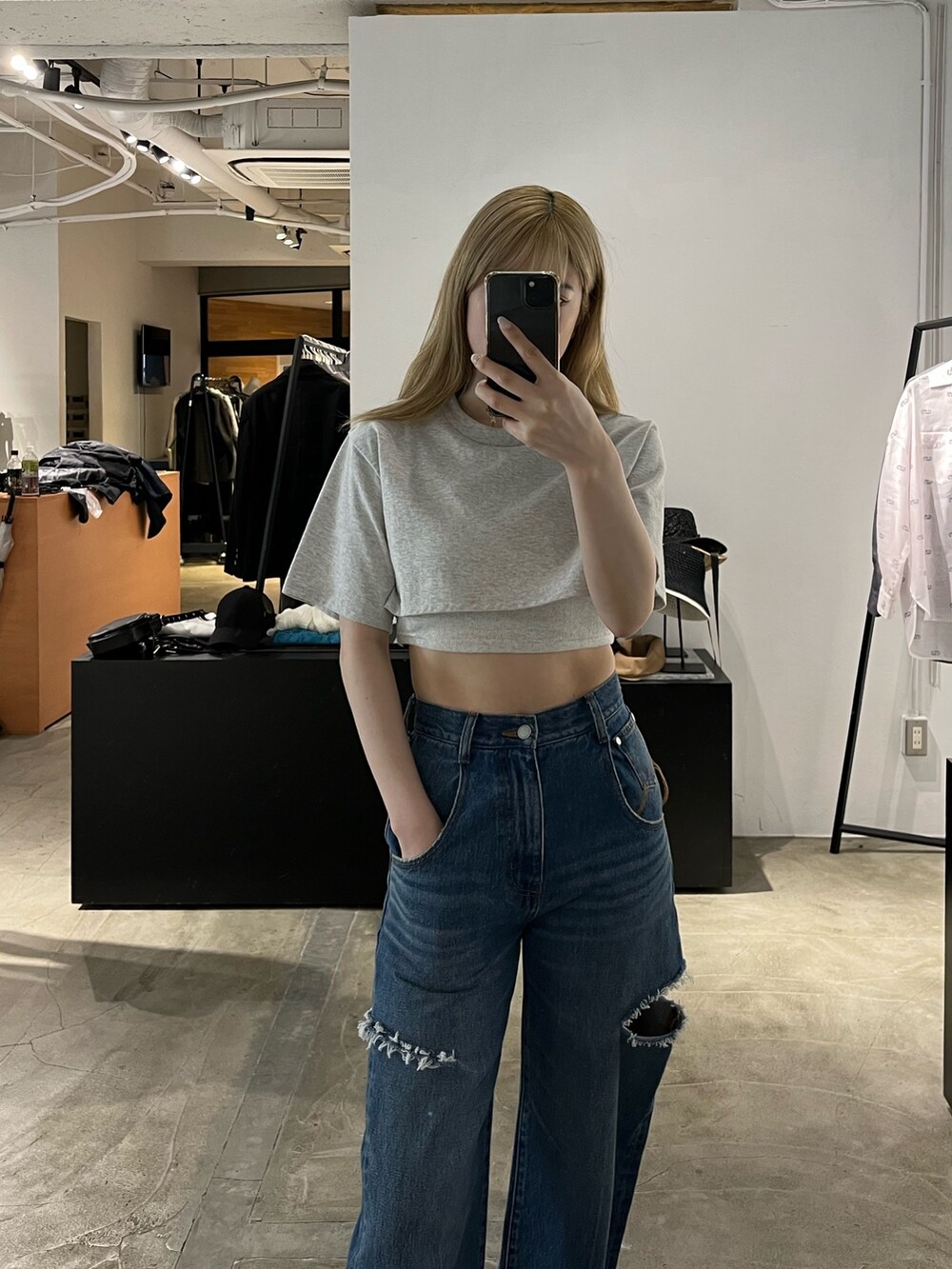 「カジュアル、カジュアルコーデ、デニム、デニムコーデ、ワイドデニム、ダメージデニム、厚底サンダル、THE NORTH FACE、夏コーデ」｜「EMODAのハイカットルーズワイドジーンズ（デニムパンツ、ブルー系）」を使った、片岡玲菜さん（レディース・165cm）の春コーディネートの2枚目の写真