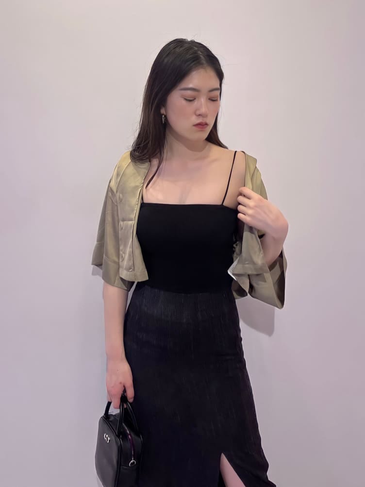 ブラック系のキャミソール、ブラック系のサンダル、ブラック系のショルダーバッグを着用したレディースの夏コーディネートの5枚目の写真