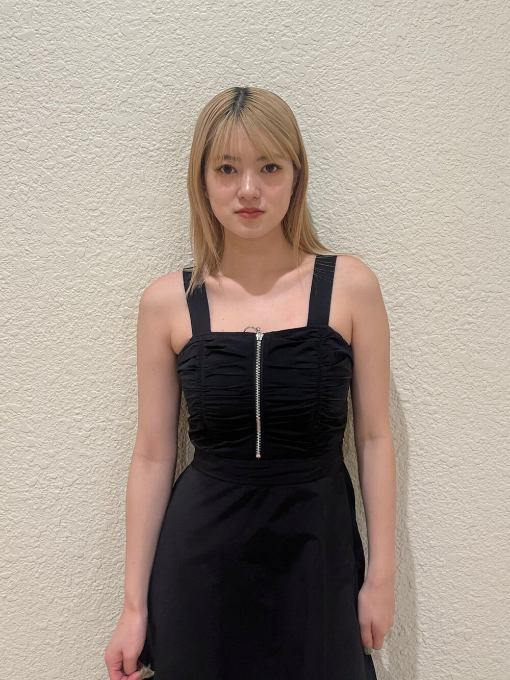 ブラック系のサンダル、ブラック系のワンピースを着用したレディースの夏コーディネートの6枚目の写真