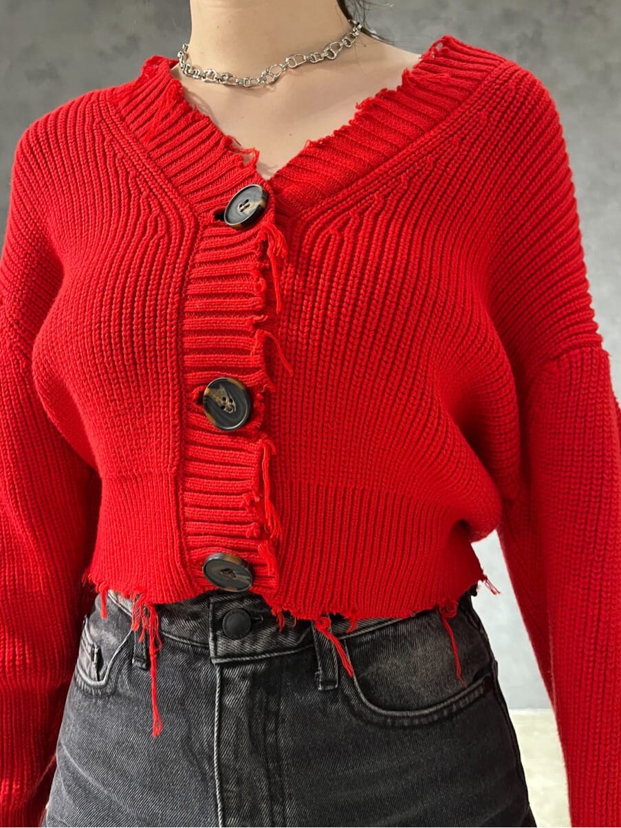 ブラック系のブーツ、グレー系のデニムパンツ、レッド系のカーディガン/ボレロを着用したレディースの秋コーディネートの5枚目の写真