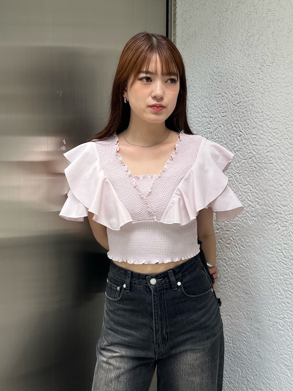ブラック系のサンダル、ブラック系のデニムパンツ、ピンク系のTシャツ/カットソーを着用したレディースの夏コーディネートの4枚目の写真