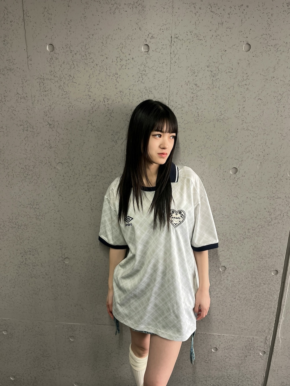 ホワイト系のTシャツ/カットソー、ブルー系のその他パンツ、ブラック系のスニーカーを着用したレディースの冬コーディネートの4枚目の写真