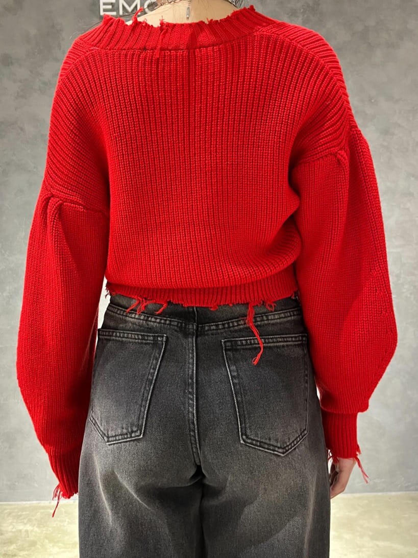 ブラック系のブーツ、グレー系のデニムパンツ、レッド系のカーディガン/ボレロを着用したレディースの秋コーディネートの6枚目の写真