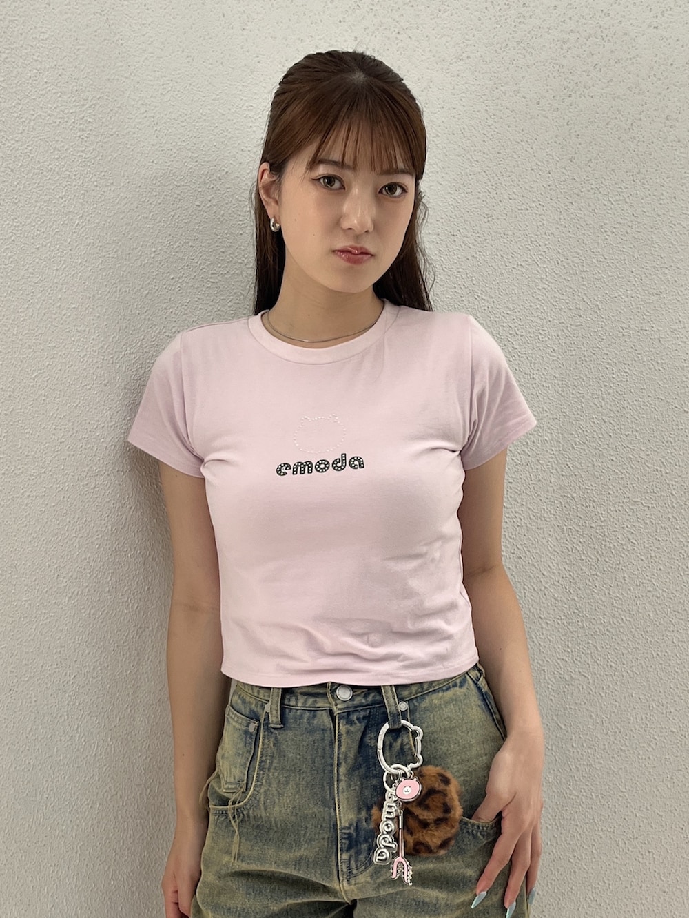 ブラック系のスリッポン、ブルー系のデニムパンツ、ピンク系のTシャツ/カットソーを着用したレディースの夏コーディネートの4枚目の写真