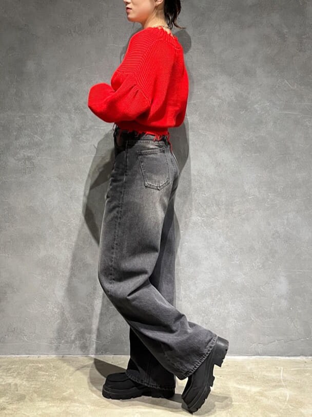 ブラック系のブーツ、グレー系のデニムパンツ、レッド系のカーディガン/ボレロを着用したレディースの秋コーディネートの3枚目の写真