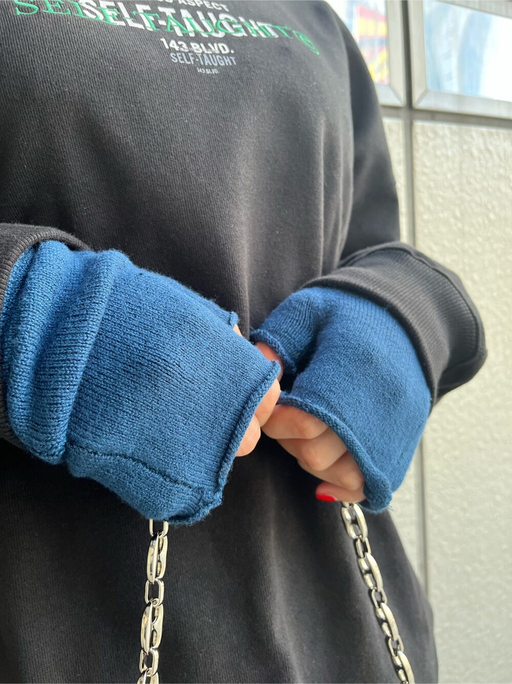 その他のパンプス、ブルー系のデニムパンツ、ブラック系のスウェットを着用したレディースの秋コーディネートの10枚目の写真