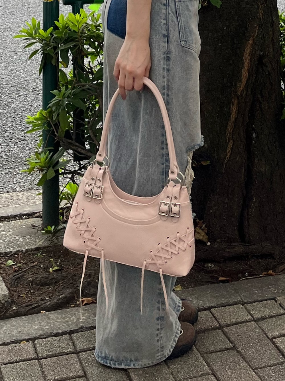 ブルー系のデニムパンツ、ブラウン系のスニーカー、ピンク系のショルダーバッグを着用したレディースの夏コーディネートの6枚目の写真