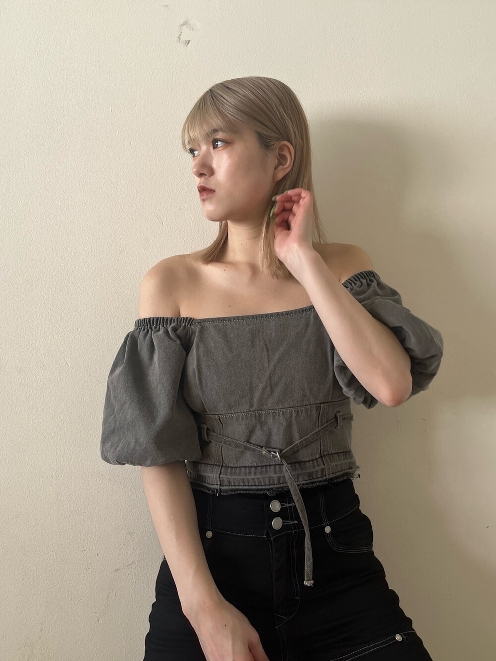 ブラック系のデニムパンツ、ブラック系のサンダル、グレー系のシャツ/ブラウスを着用したレディースの春コーディネートの5枚目の写真