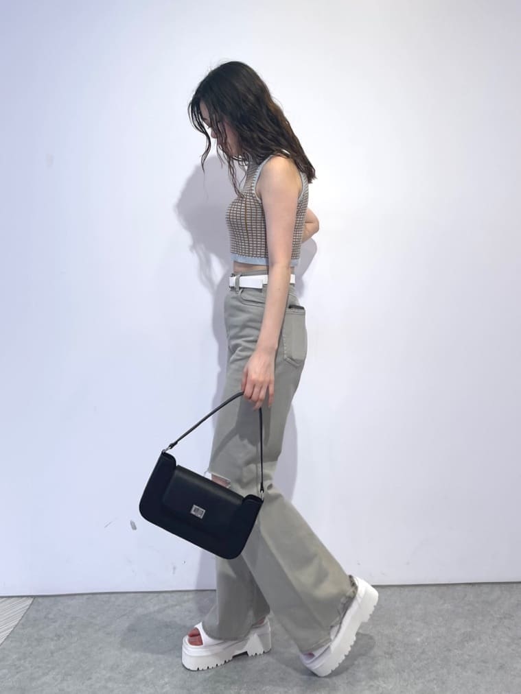 ホワイト系のサンダル、ベージュ系のデニムパンツ、その他のタンクトップを着用したレディースの夏コーディネートの3枚目の写真