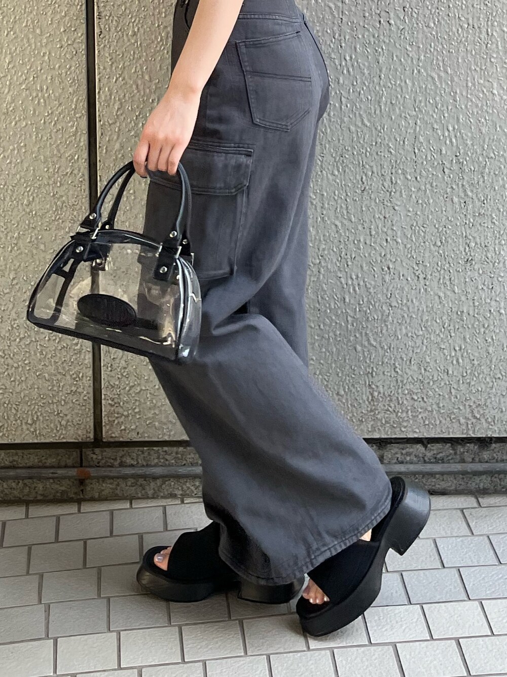 ホワイト系のTシャツ/カットソー、ブラック系のサンダル、ブラック系のデニムパンツを着用したレディースの春コーディネートの7枚目の写真