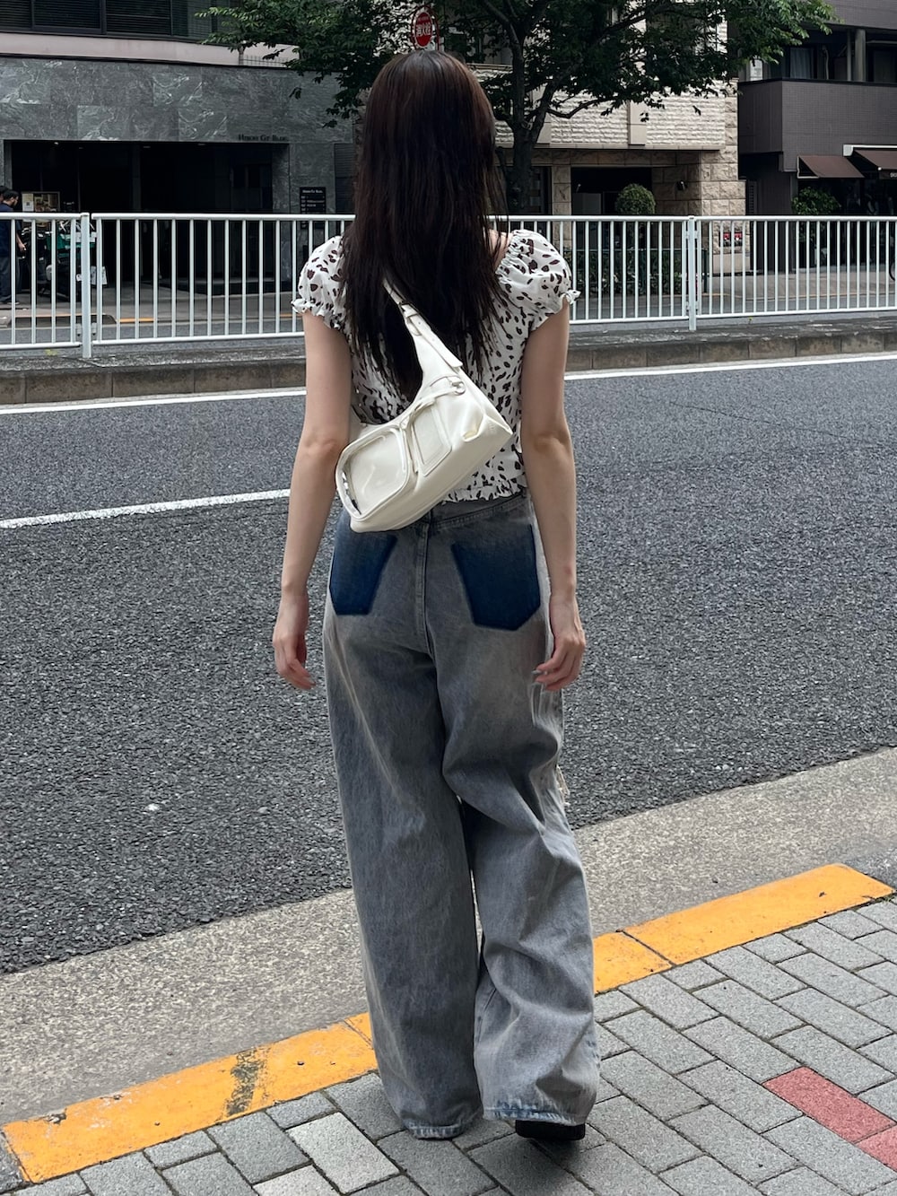 ブルー系のデニムパンツ、ブラウン系のスニーカー、その他のシャツ/ブラウスを着用したレディースの夏コーディネートの3枚目の写真