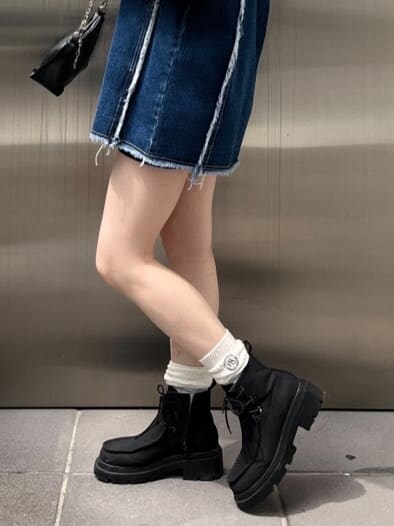 グレー系のスウェット、ブルー系のデニムジャケット、ブラック系のブーツを着用したレディースの秋コーディネートの7枚目の写真