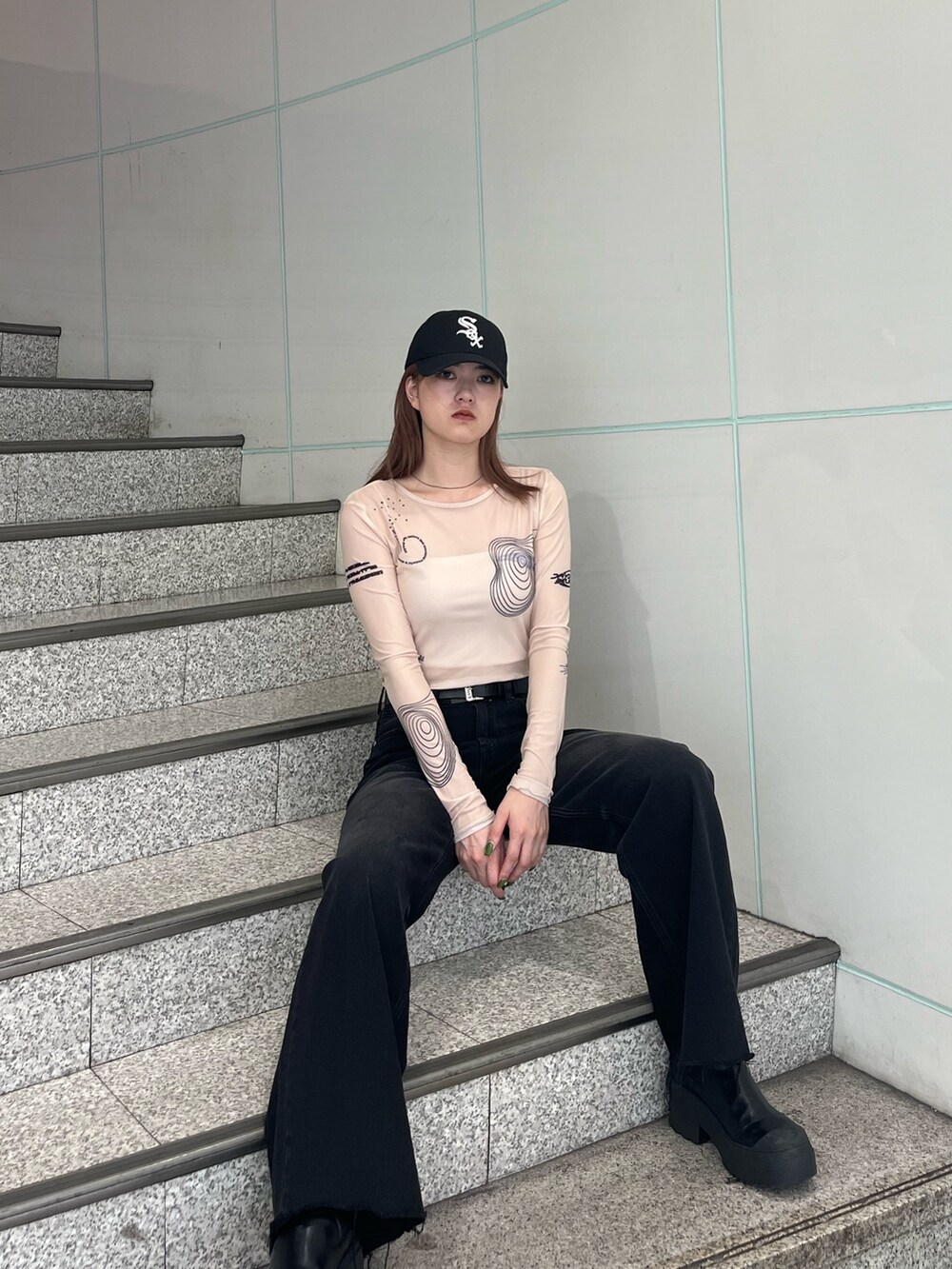 ブラック系のブーツ、ブラック系のデニムパンツ、ホワイト系のTシャツ/カットソーを着用したレディースの秋コーディネートの7枚目の写真