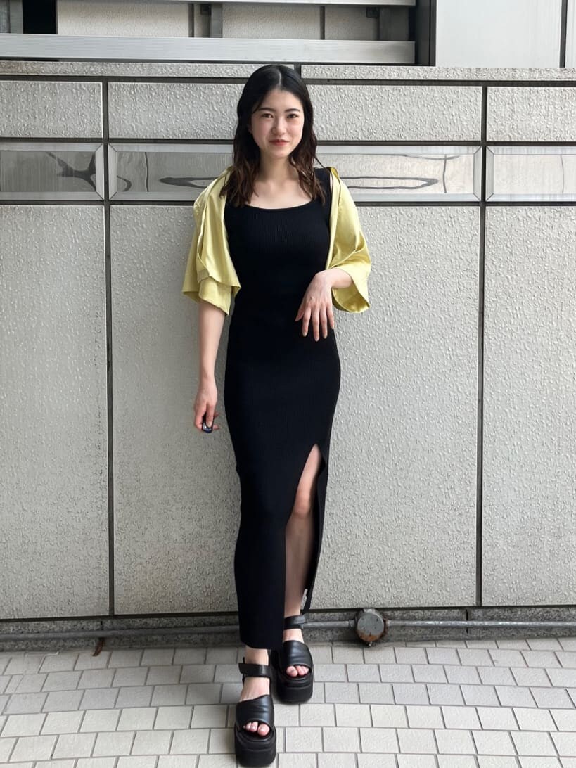 ブラック系のサンダル、ブラック系のワンピース、イエロー系のシャツ/ブラウスを着用したレディースの夏コーディネートの3枚目の写真