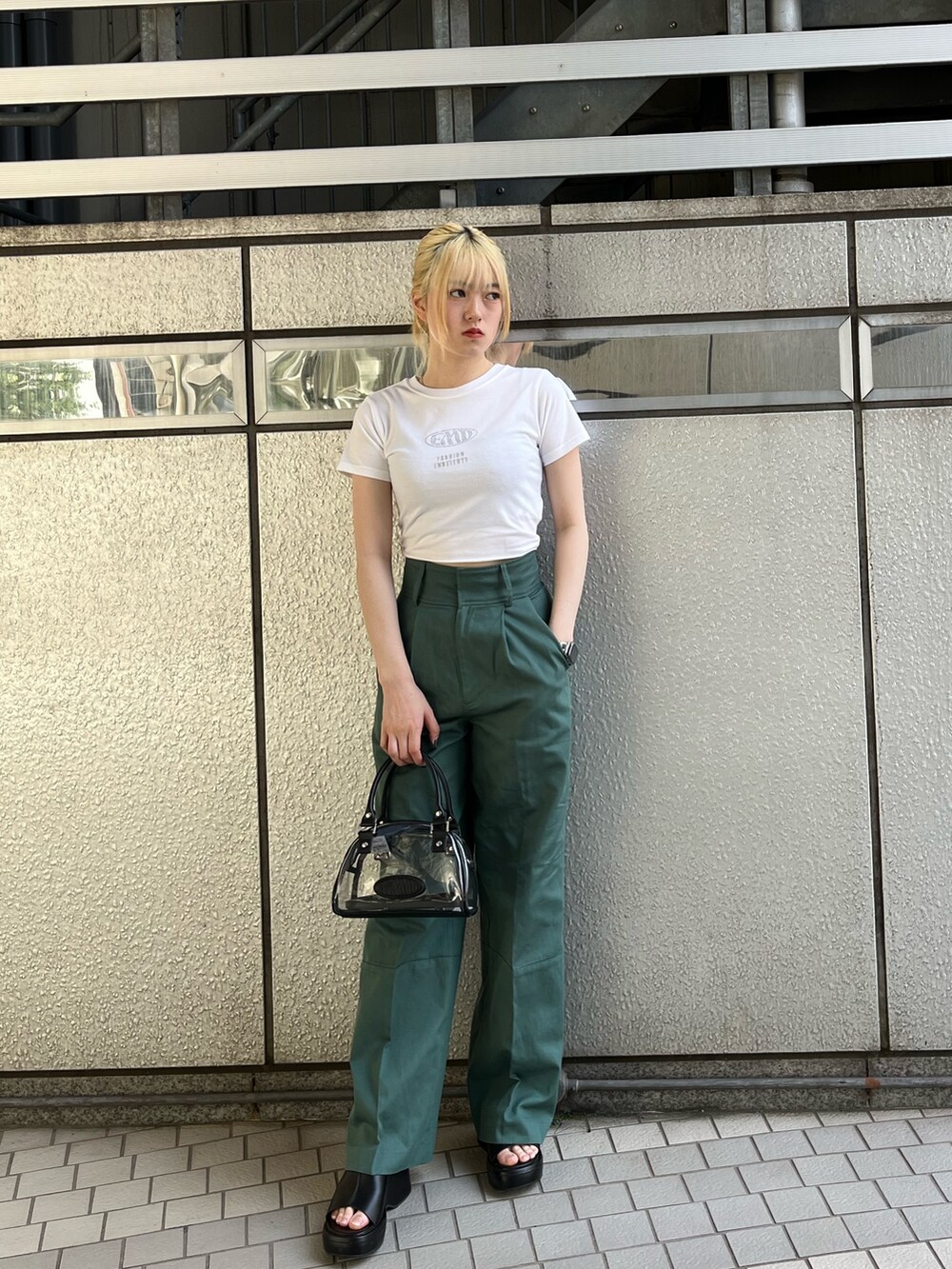 グリーン系のその他パンツ、その他のハンドバッグ、ブラック系のサンダルを着用したレディースの春コーディネートの2枚目の写真