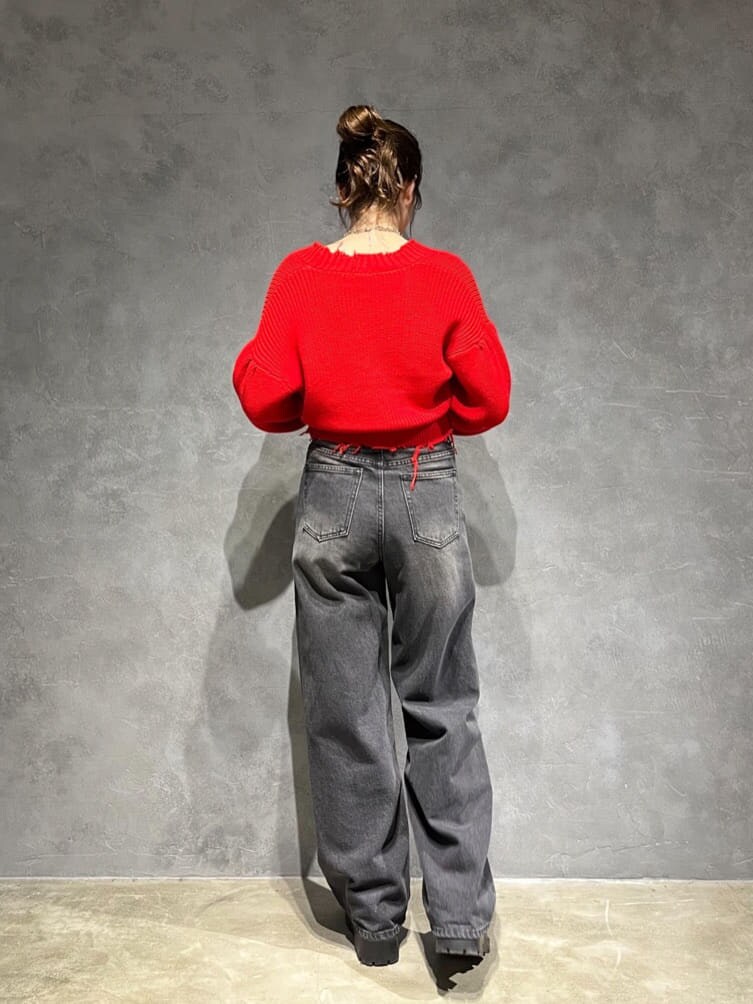 ブラック系のブーツ、グレー系のデニムパンツ、レッド系のカーディガン/ボレロを着用したレディースの秋コーディネートの4枚目の写真