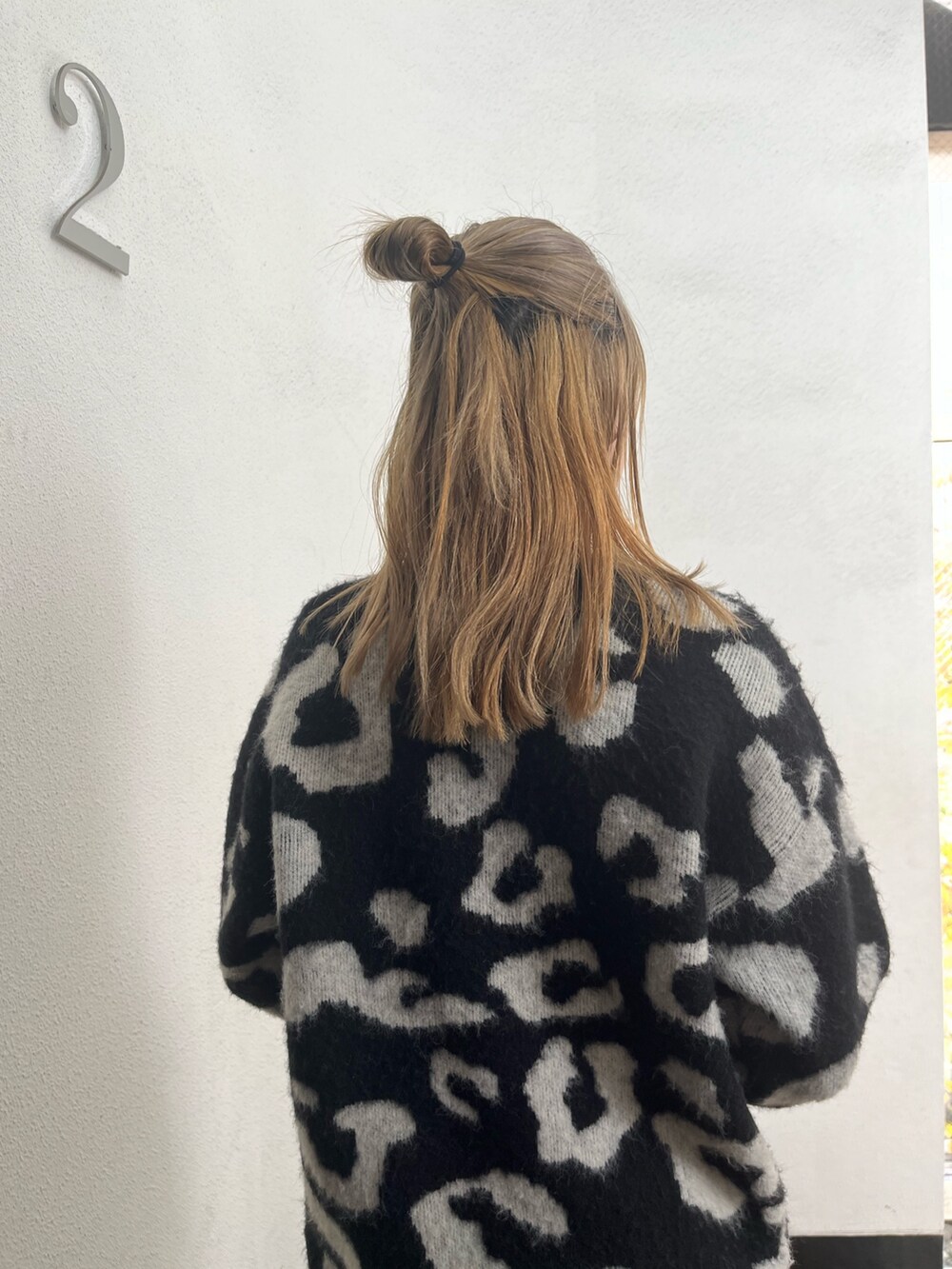 ブラウン系のブーツ、ブラック系のスカート、ブラック系のニット/セーターを着用したレディースの冬コーディネートの5枚目の写真