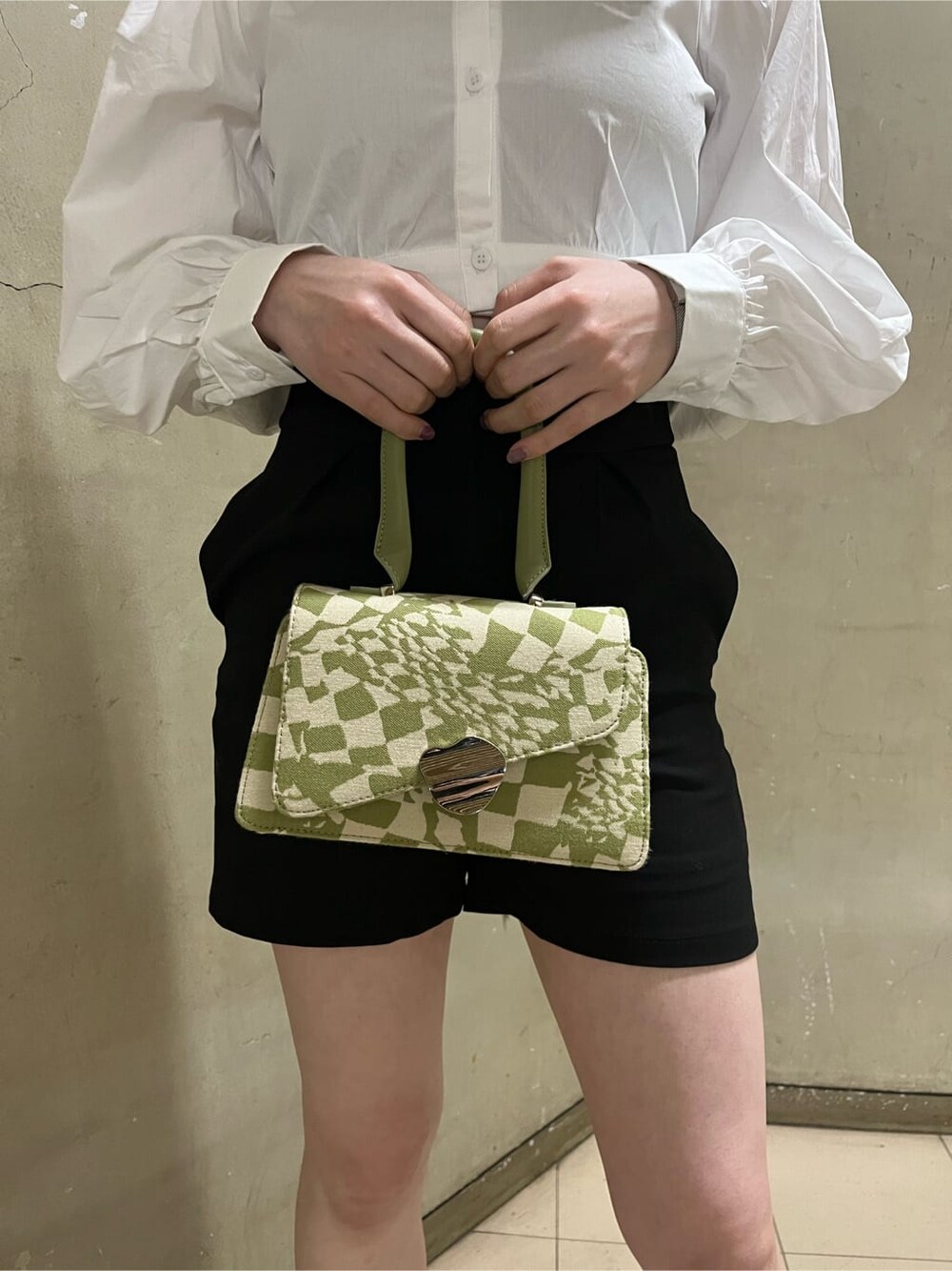 ホワイト系のシャツ/ブラウス、その他のハンドバッグ、ブラック系のその他パンツを着用したレディースの春コーディネートの5枚目の写真