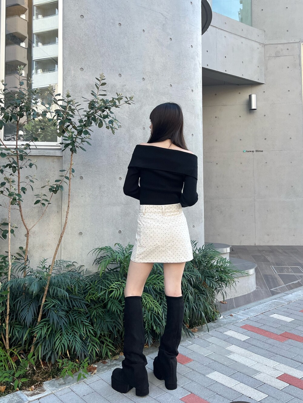 ホワイト系のスカート、ブラック系のブーツ、ブラック系のニット/セーターを着用したレディースの秋コーディネートの4枚目の写真