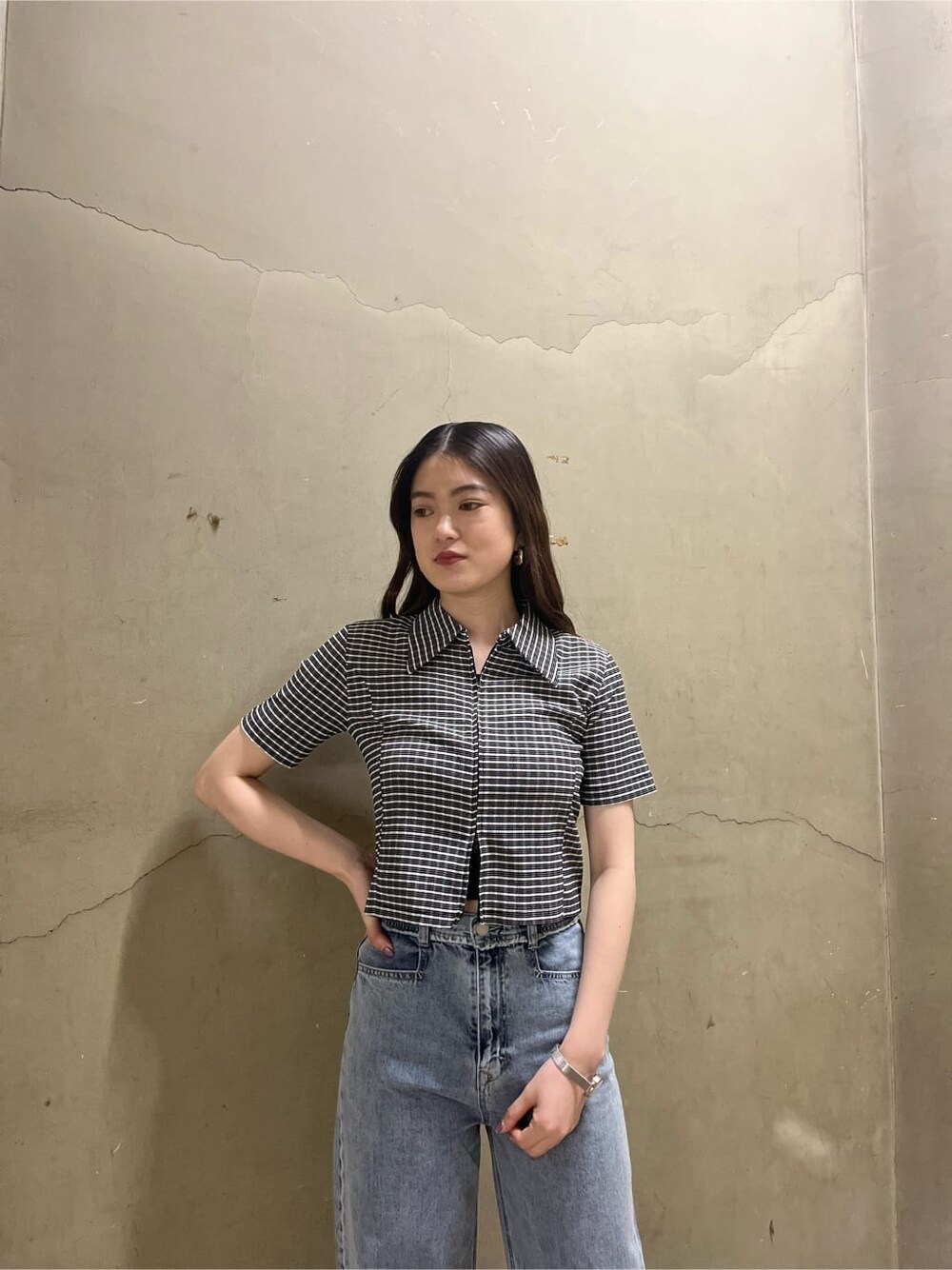 ブラック系のサンダル、ブルー系のデニムパンツ、その他のシャツ/ブラウスを着用したレディースの春コーディネートの4枚目の写真