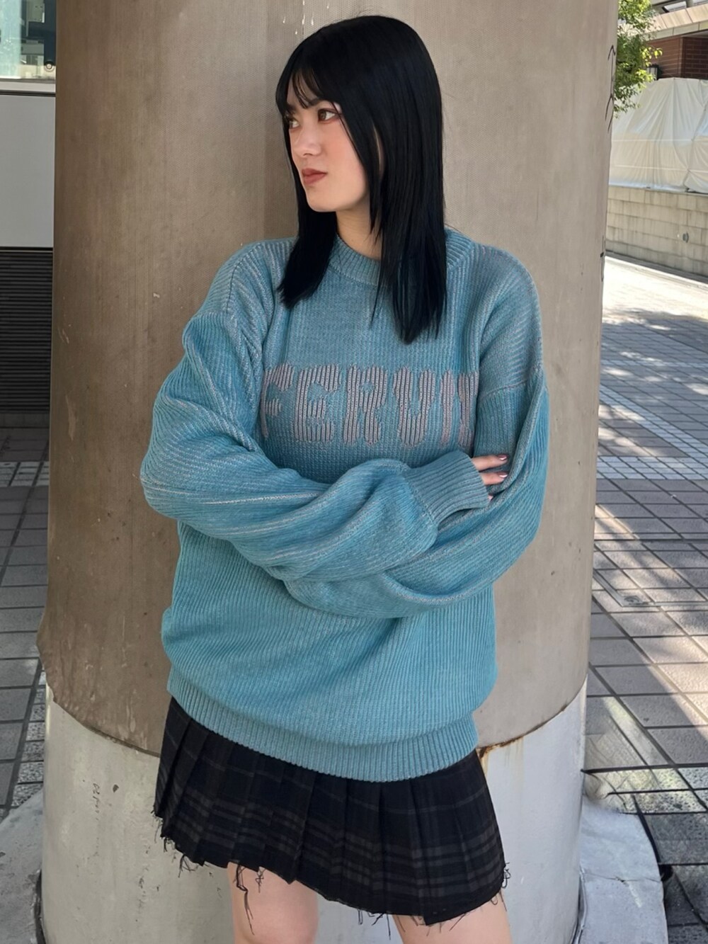 ブラック系のブーツ、その他のスカート、ブルー系のニット/セーターを着用したレディースの秋コーディネートの5枚目の写真