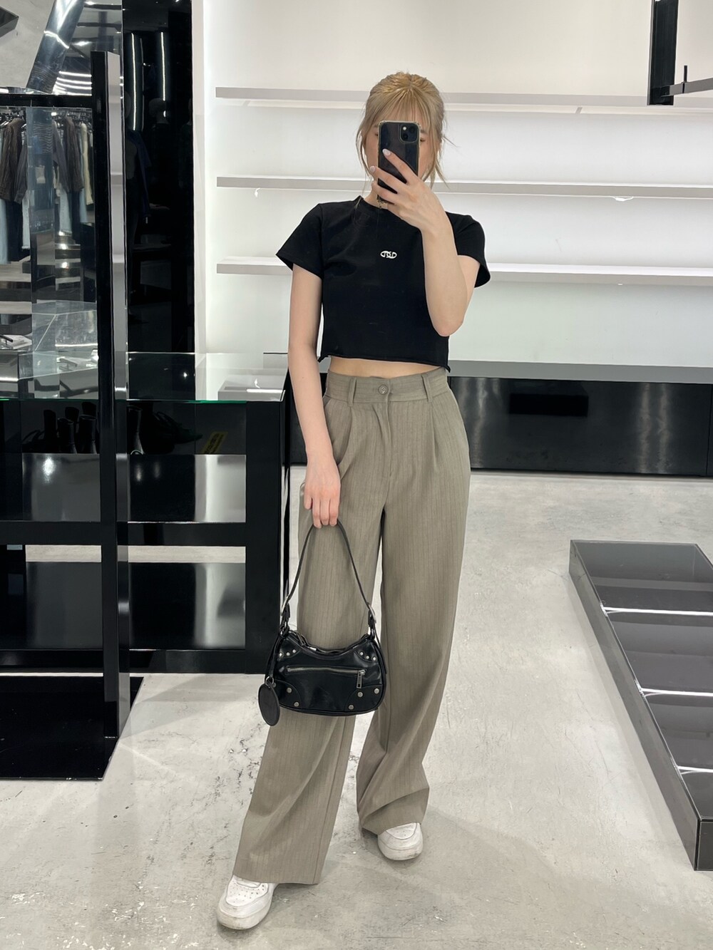 その他のその他パンツ、ブラック系のTシャツ/カットソー、ブラック系のハンドバッグを着用したレディースの春コーディネートの6枚目の写真