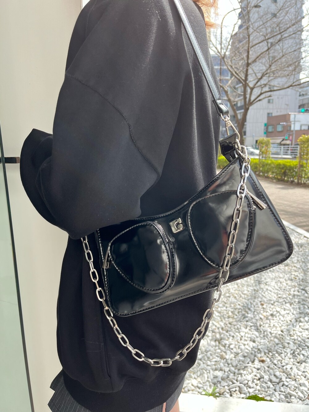 ブラック系のブーツ、ブラック系のキャミソール、ブラック系のカーディガン/ボレロを着用したレディースの春コーディネートの7枚目の写真