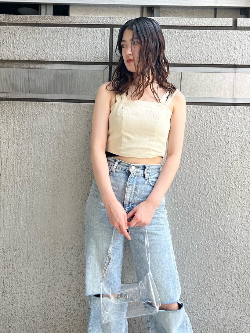 ブラック系のサンダル、ホワイト系のタンクトップ、その他のハンドバッグを着用したレディースの夏コーディネートの5枚目の写真