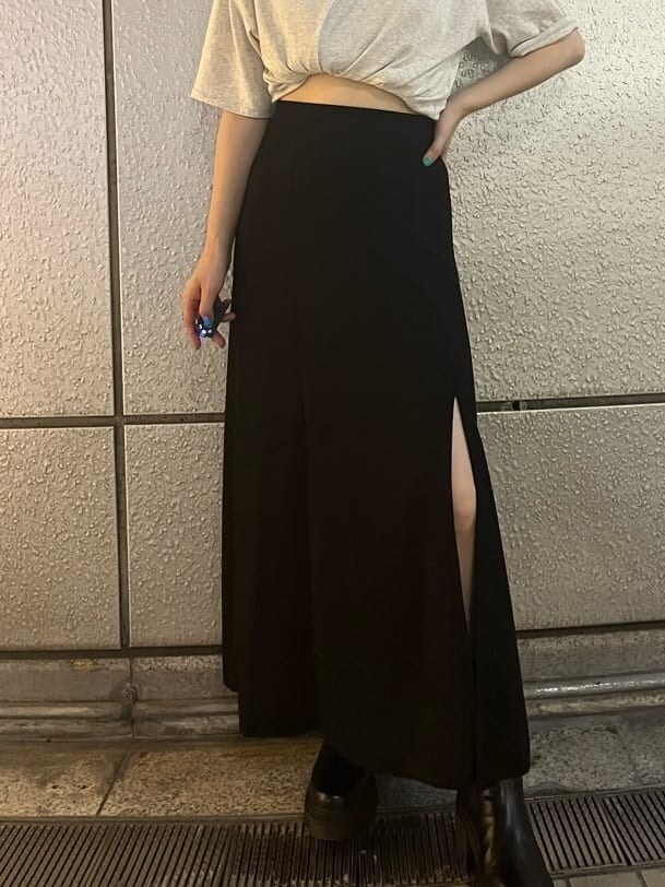 ブラック系のブーツ、グレー系のTシャツ/カットソー、ブラック系のスカートを着用したレディースの夏コーディネートの6枚目の写真