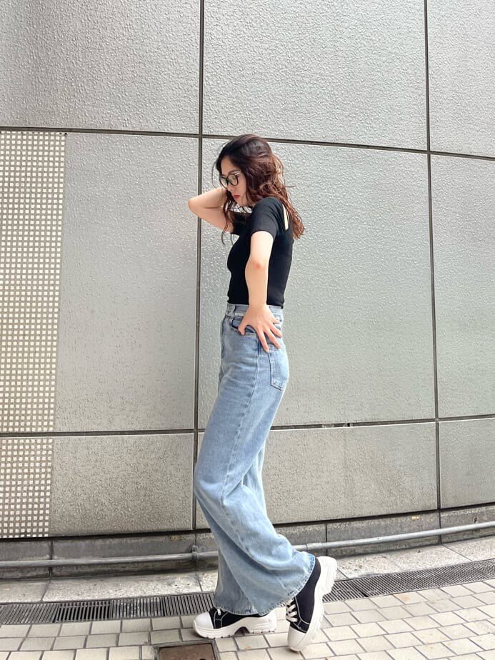 ブラック系のスニーカー、ブラック系のTシャツ/カットソーを着用したレディースの夏コーディネートの3枚目の写真