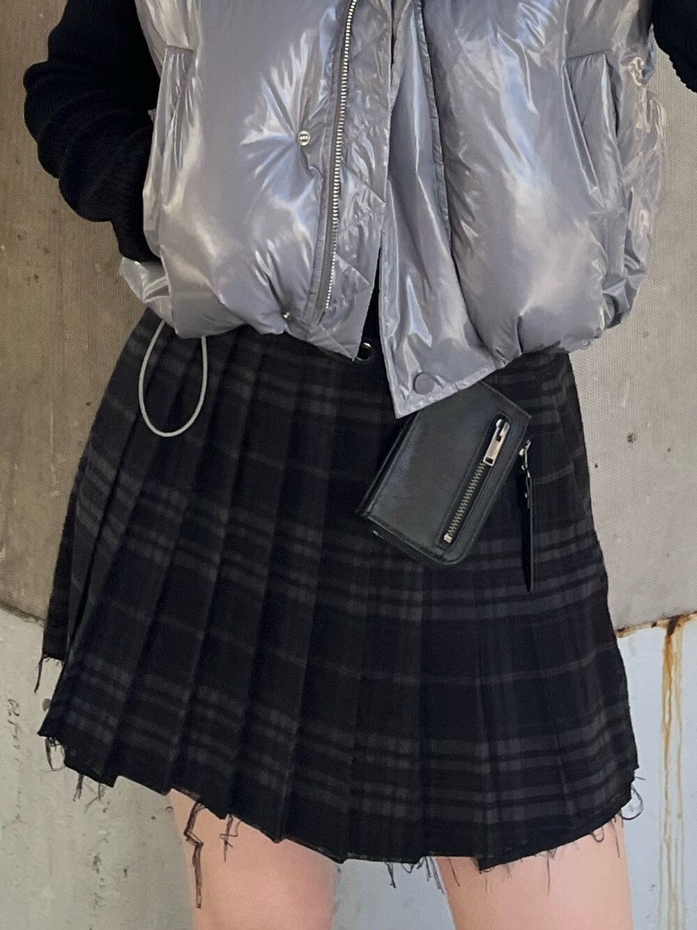 その他のスカート、ブラック系のニット/セーター、ブラック系のブーツを着用したレディースの秋コーディネートの6枚目の写真