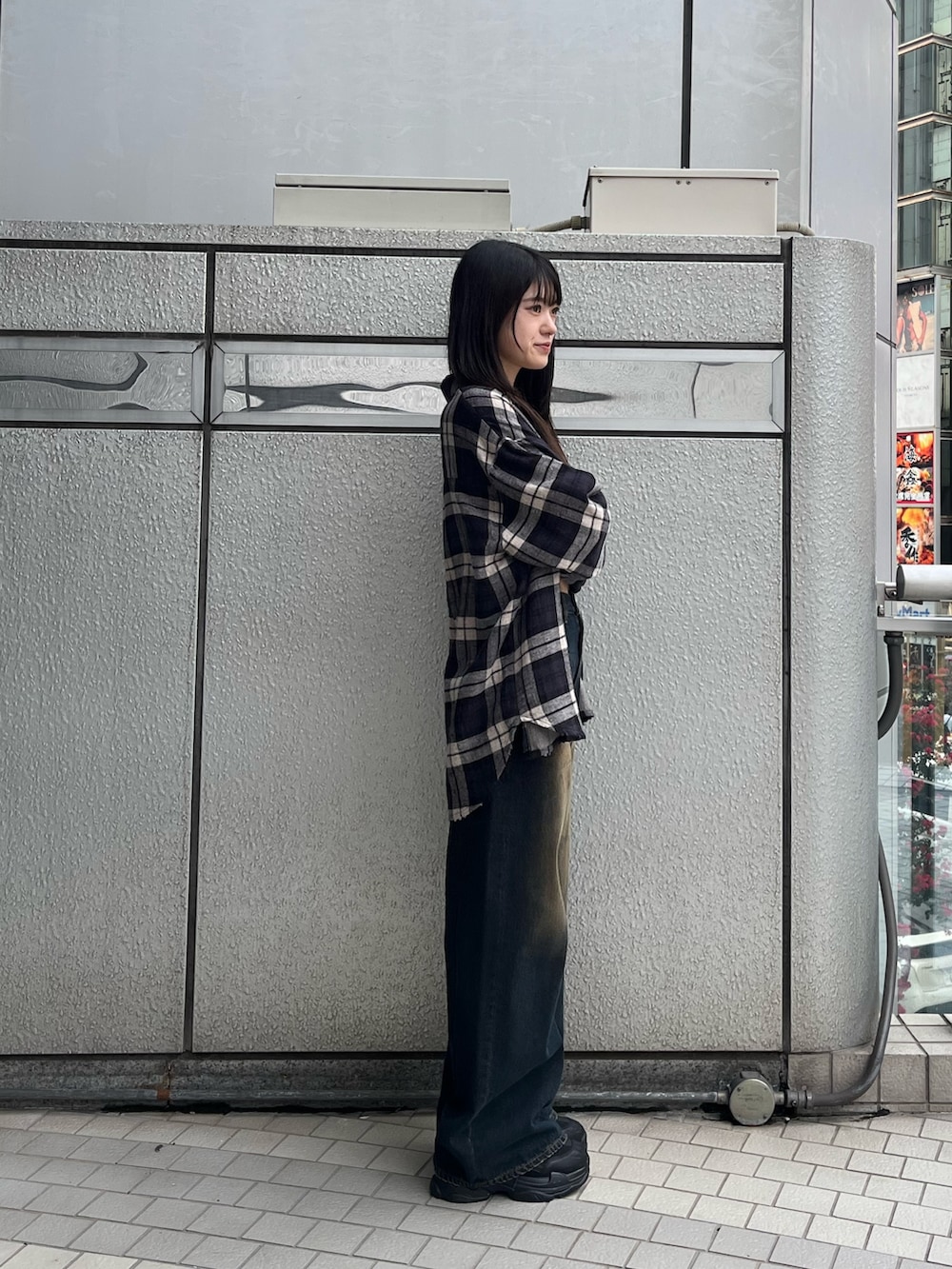 ブラック系のシャツ/ブラウス、ブルー系のデニムパンツを着用したレディースの秋コーディネートの3枚目の写真