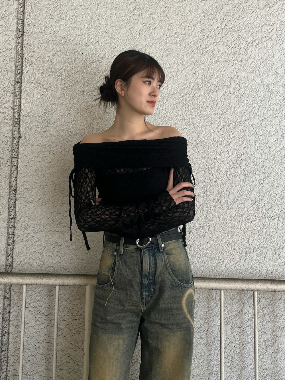 ブルー系のデニムパンツ、ブラック系のパンプス、ブラック系のTシャツ/カットソーを着用したレディースの春コーディネートの4枚目の写真