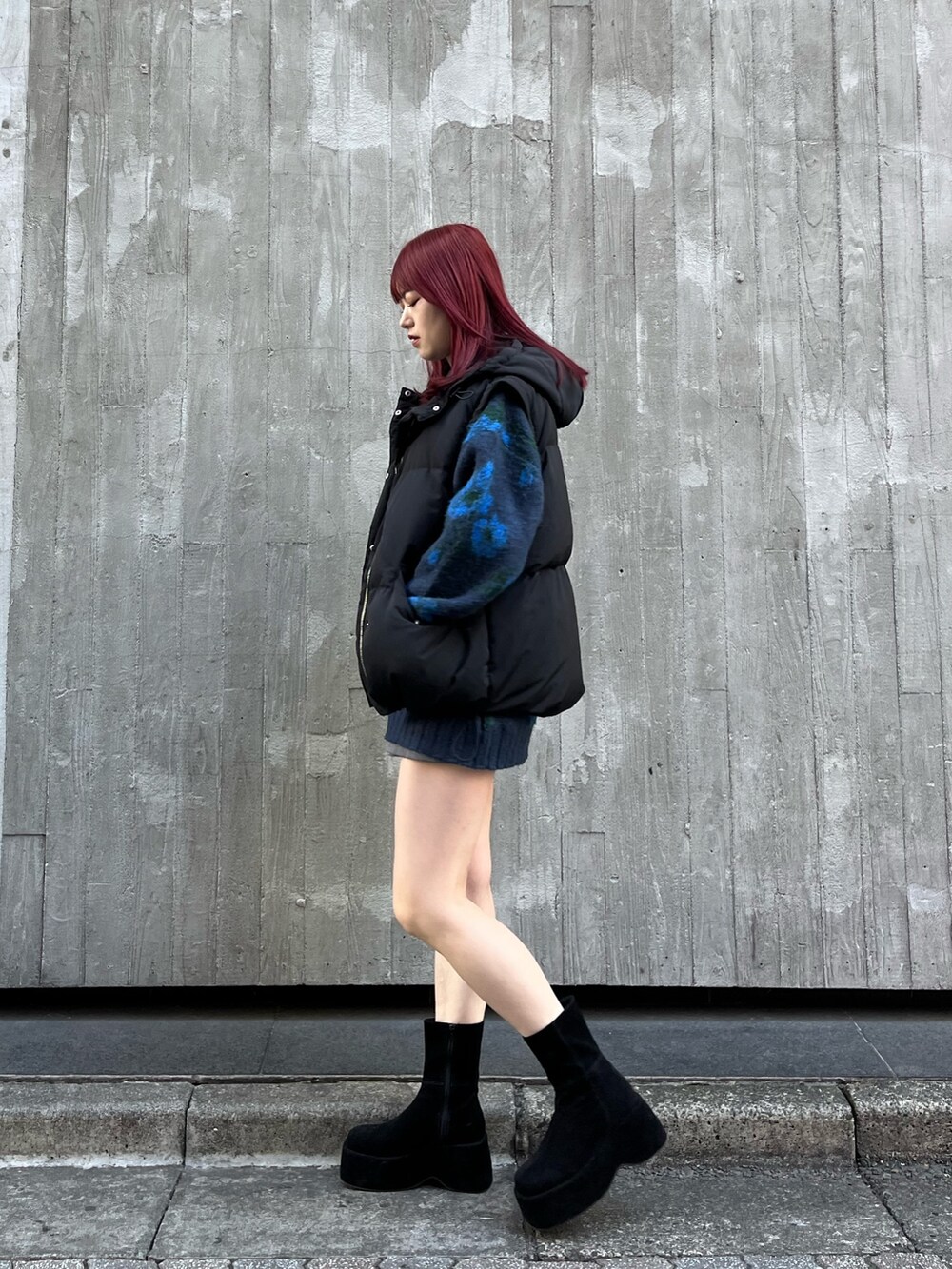 ブラック系のブーツ、ブルー系のニット/セーター、グレー系のスカートを着用したレディースの秋コーディネートの4枚目の写真