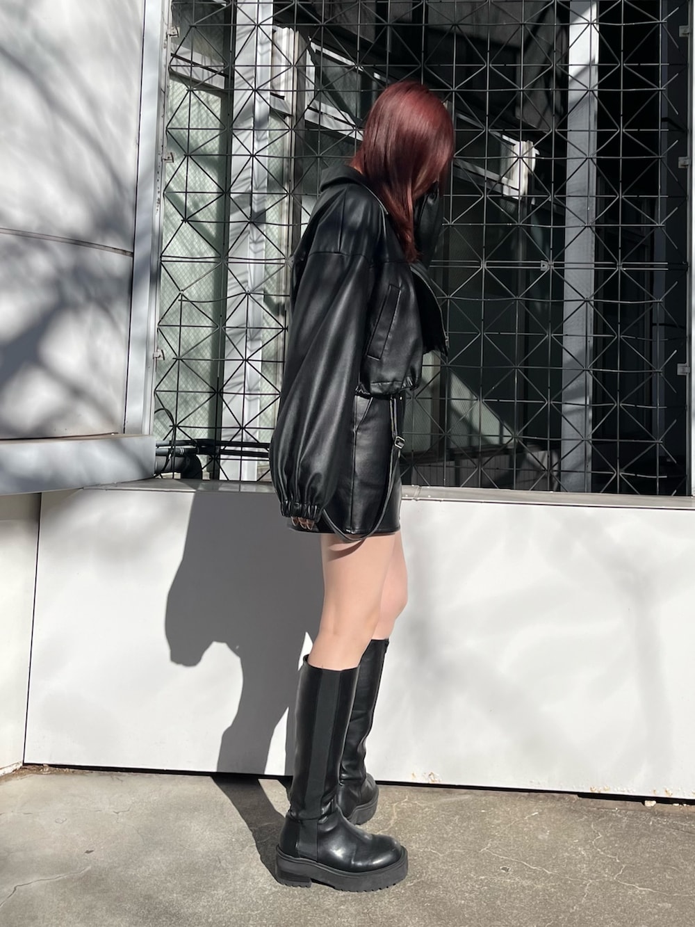 ホワイト系のニット/セーター、ブラック系のブーツ、ブラック系のブルゾンを着用したレディースの冬コーディネートの4枚目の写真