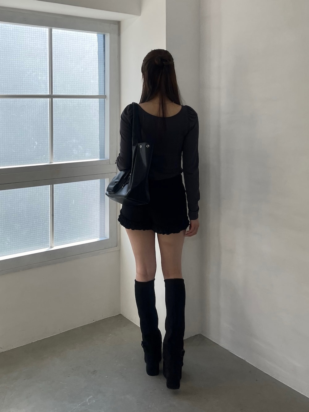 ブラック系のその他パンツ、ブラック系のブーツ、ブラック系のハンドバッグを着用したレディースの秋コーディネートの3枚目の写真